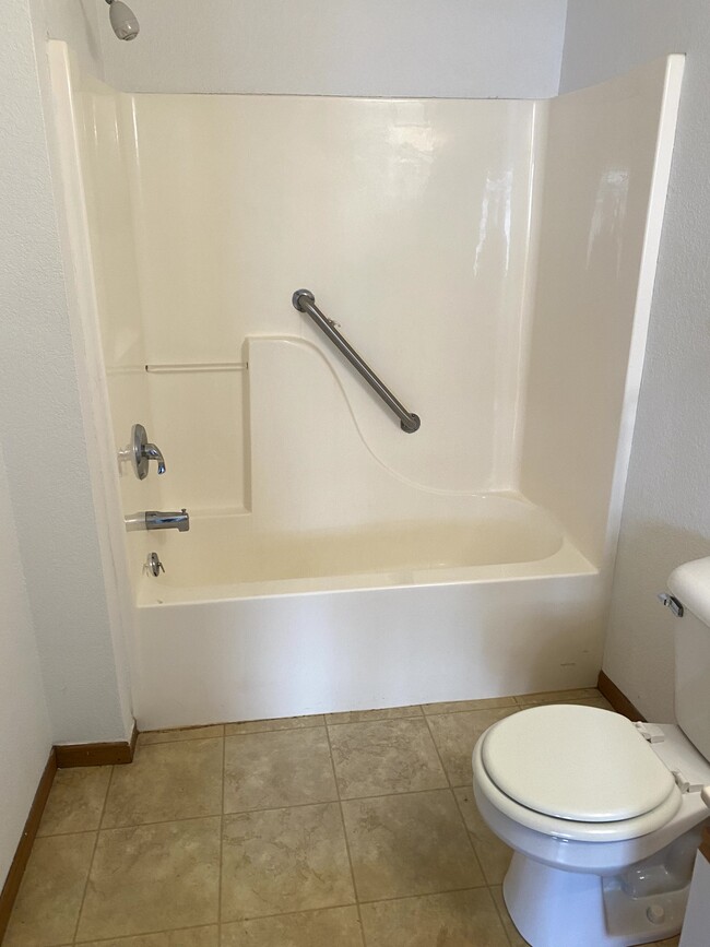 Full Bath - Oakwood Terrace Apartments