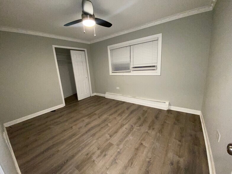 Building Photo - 1324 W Sherwin Ave