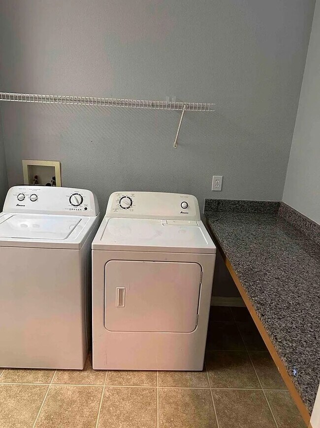 Building Photo - Elegant 4-bedroom 3-bathroom Home in Windermere