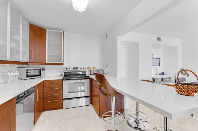 Building Photo - 100 Bayview Dr