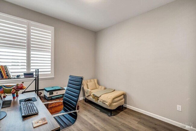 Building Photo - 327 Pear Tree Ln