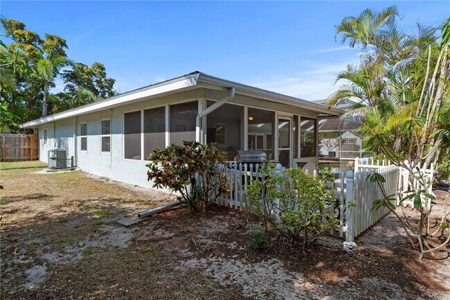 Building Photo - 7860 Holiday Dr