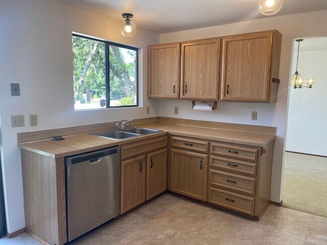 Building Photo - Charming 3bd split level