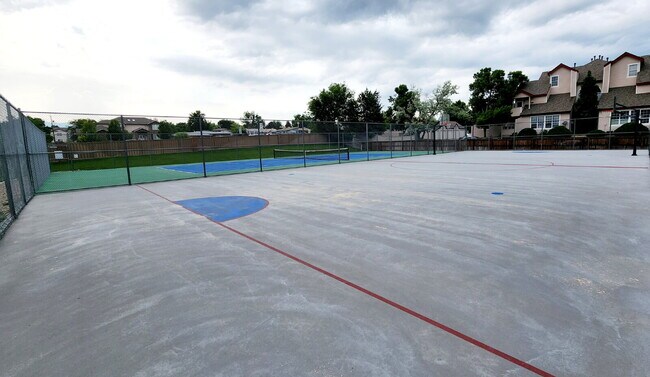 Building Photo - Beautiful Ground Floor 2 Bed 2 Bath Condo! Sunroom!