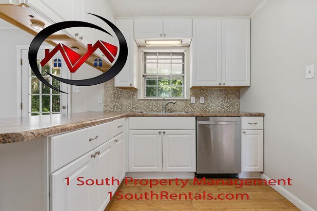 Building Photo - 5360 Larchmont Dr