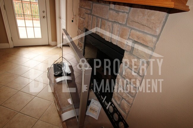 Building Photo - Fully Furnished 2 Bedroom 2.5 Bath Duplex with loft!