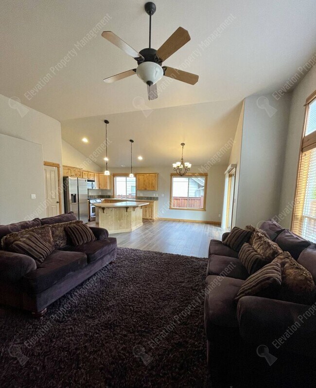 Building Photo - 3-BR mountain-style home in SE Bend