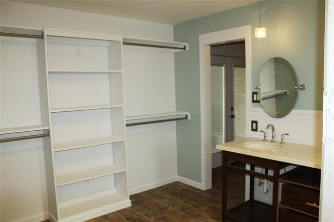 Building Photo - 514 Rozelle Ave