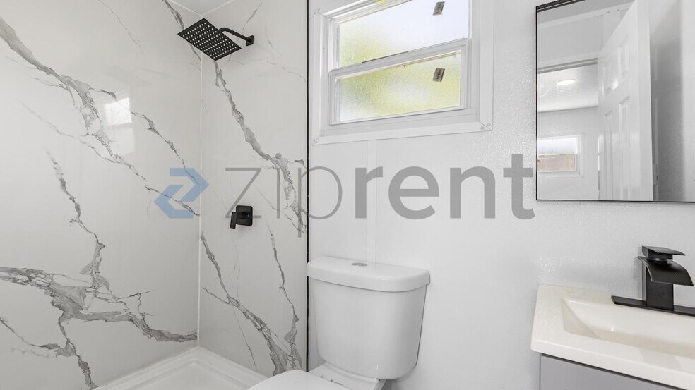 Building Photo - Unit B