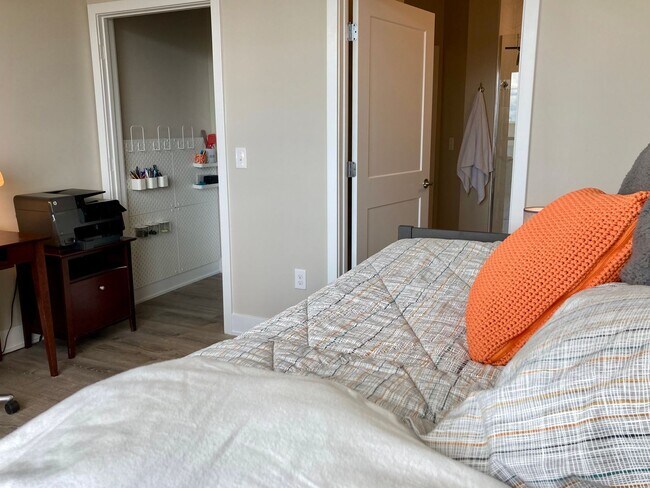 Building Photo - Gorgeous 2 Bedroom Condo in Oxon Hill!