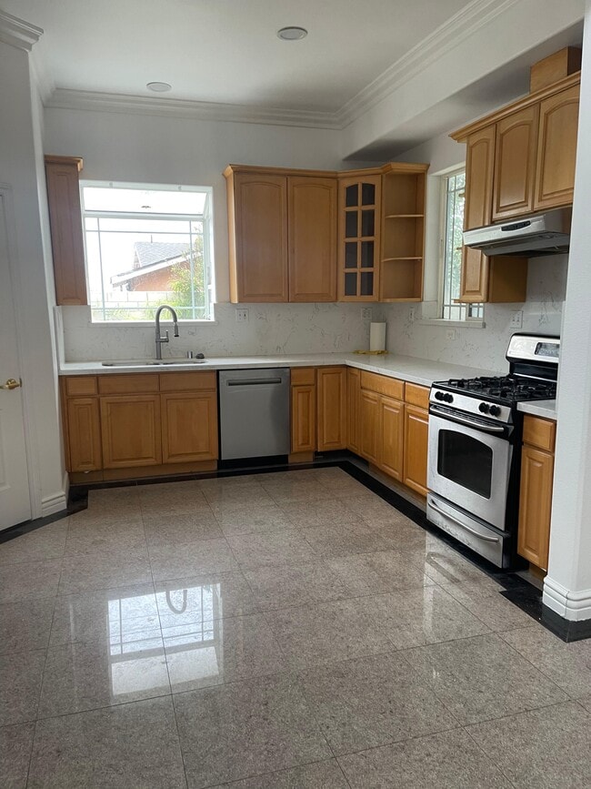 Building Photo - 326 S Euclid St