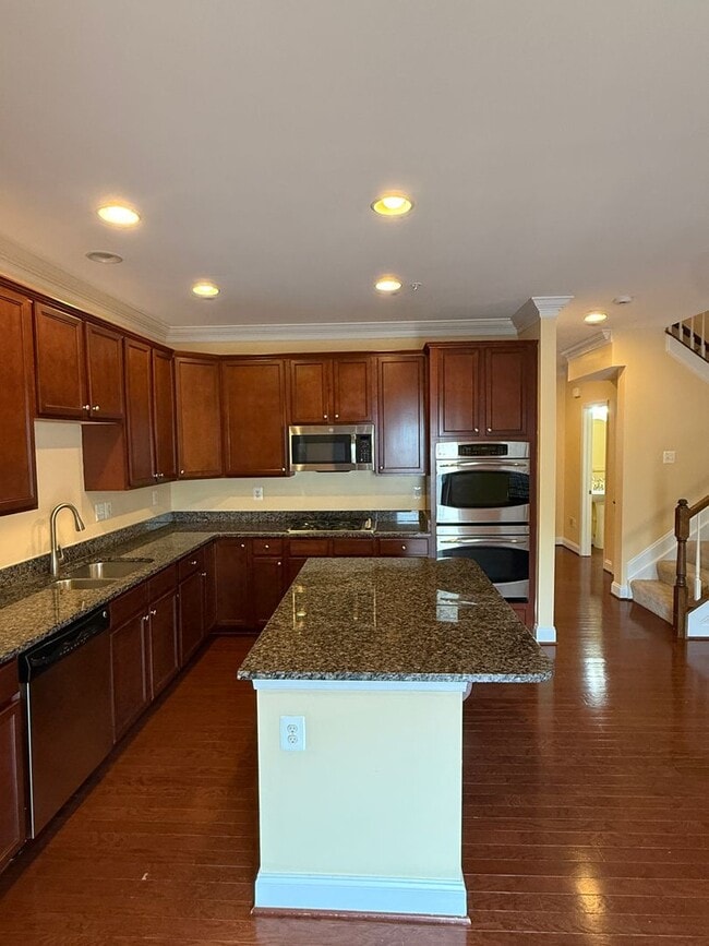 Building Photo - ACT FAST! 4 Bedroom Townhome in Desirable Gateway Overlook Community!