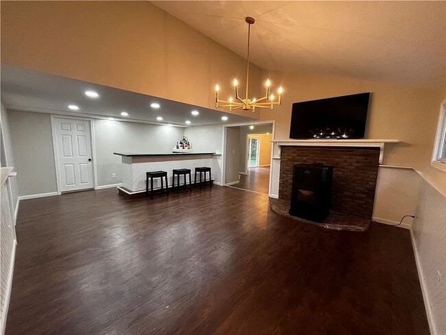 Building Photo - 4 bedroom 2 Bathroom Luxury Rental!