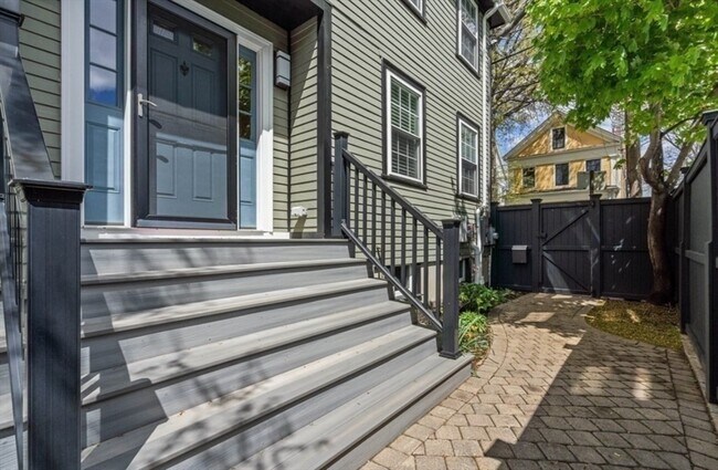 Building Photo - 66 Thorndike St