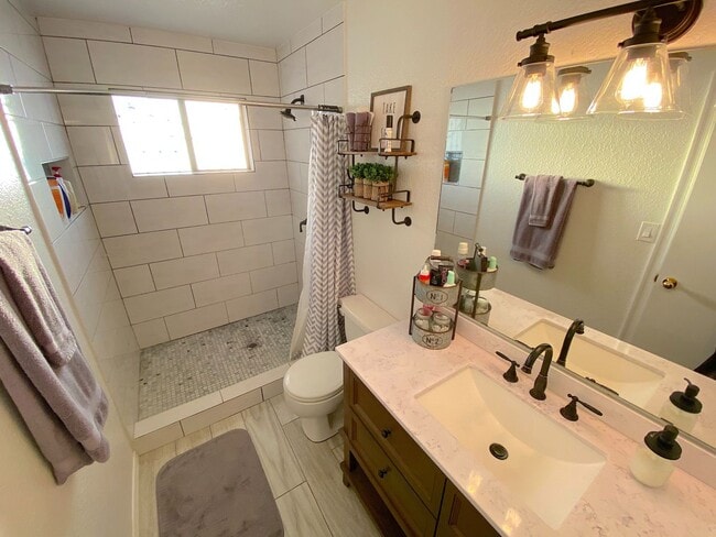 Building Photo - East El Paso 4 bed Refrig A/C!