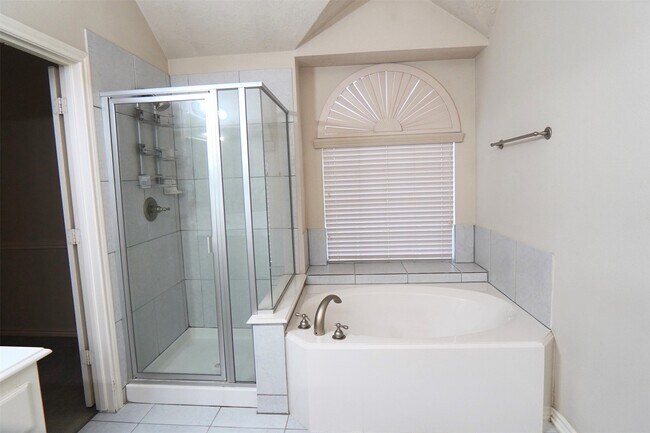 Building Photo - 6006 Country Ridge Dr