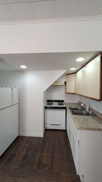 Building Photo - 1102 Taylor Ave