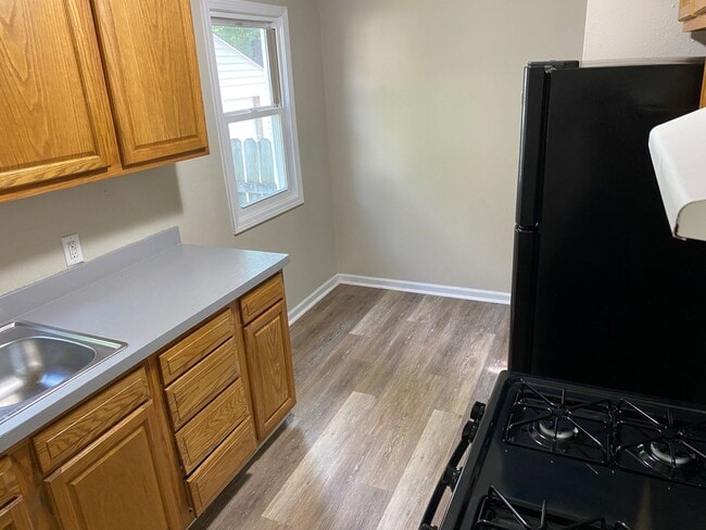 Building Photo - Fall in Love with this Cozy 2 Bedroom House!