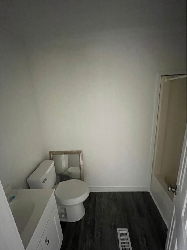 Building Photo - 704 Beverly Dr