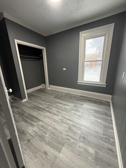 Building Photo - 313 E 7th St