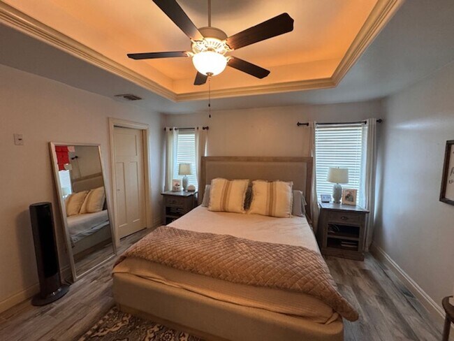 Building Photo - WOW! This home has it all, 3 full bathrooms, 5 true bedrooms AND a bonus room. great outdoor spac...