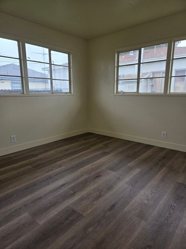 Building Photo - 3 Br 1 Ba available now