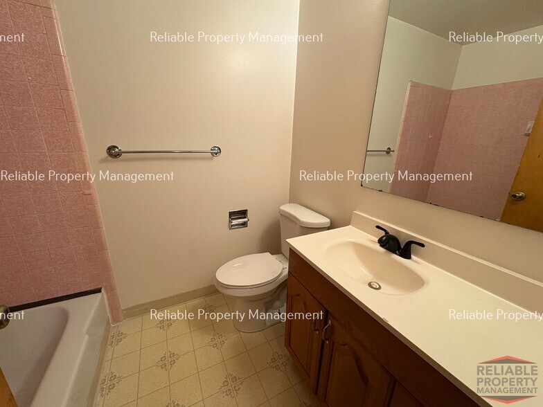 Building Photo - 1420 Benton St