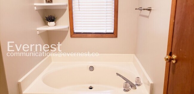 Building Photo - 3 bed/2.5 bath Spacious Home with Fenced Yard and Attached Garage! Coming Soon
