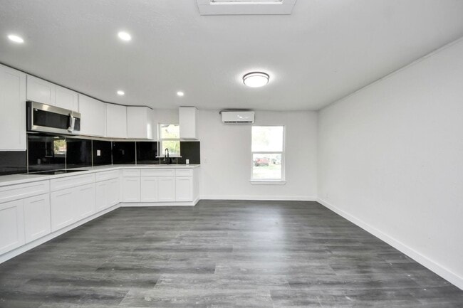 Building Photo - 7640 Broadview Dr