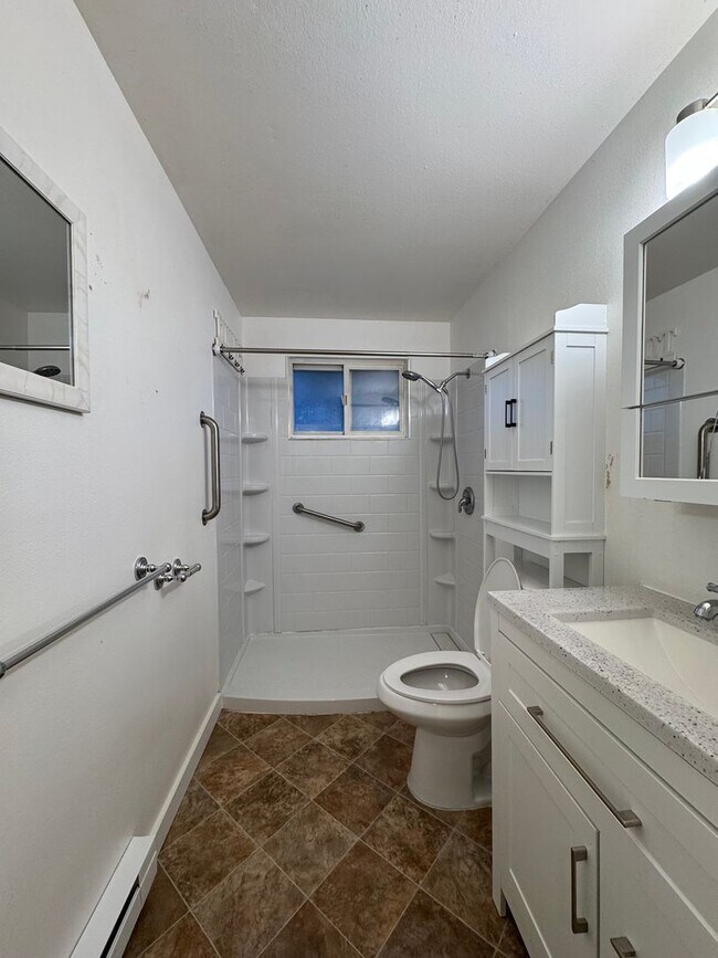 Building Photo - Spacious 4-Bedroom Home with Garage & Fenced Yard