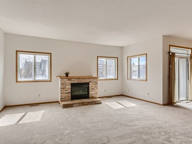 Building Photo - Stunning Woodbury Townhome -- NEW CARPET A...