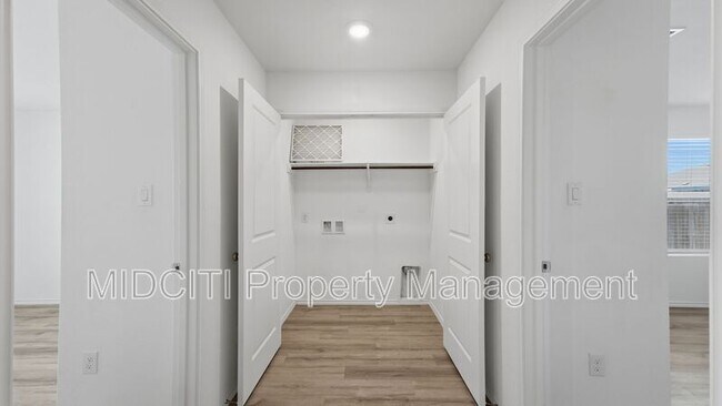 Building Photo - 466 Fairy Duster Dr