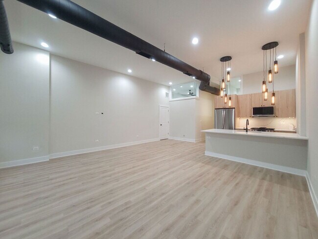 Building Photo - 3829 N Southport Ave