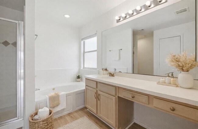 Building Photo - 1611 Sunnycrest Cir