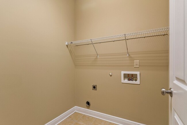 Building Photo - Charming 3 Bedroom 3 Bath Home Available i...