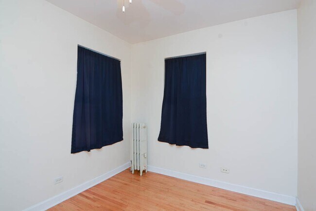 Building Photo - 2922 N Sacramento Ave