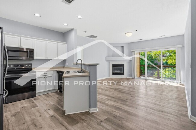 Building Photo - Spacious Condo with Central AC and Washer/Dryer