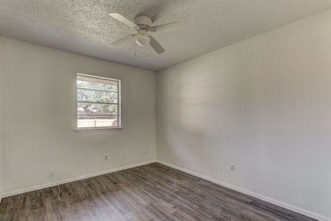 Building Photo - Cozy & Stylish Living Near ESA Park with F...