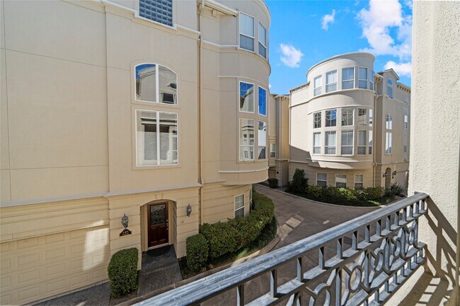 Building Photo - 1515 Hyde Park Blvd