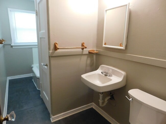 Building Photo - 1 Bedroom duplex in Augusta, w/ Ramp!