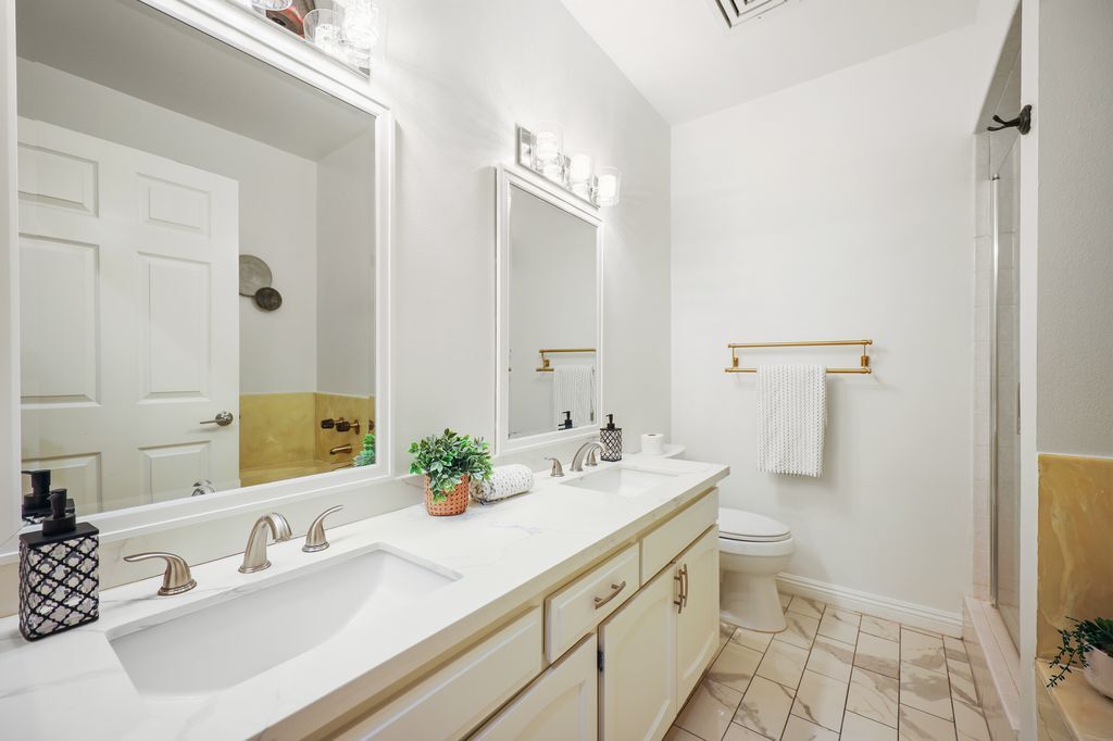 Building Photo - 11737 Darlington Ave