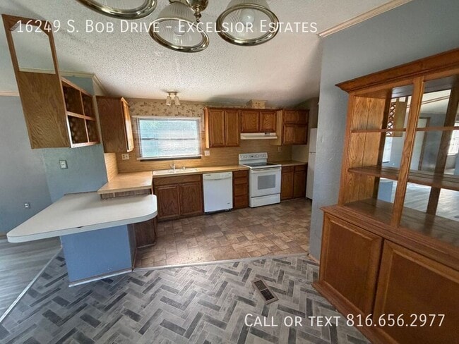 Building Photo - 16249 Bob Dr
