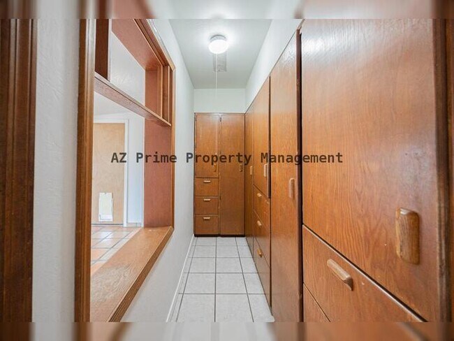 Building Photo - 9430 N 11th Pl