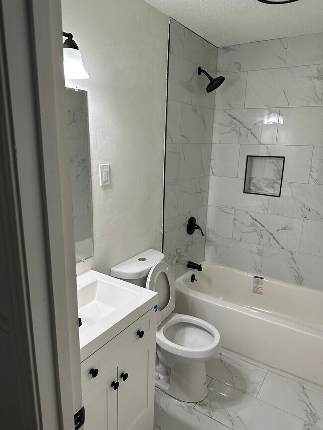 Building Photo - Charming 2BR Duplex in Memphis
