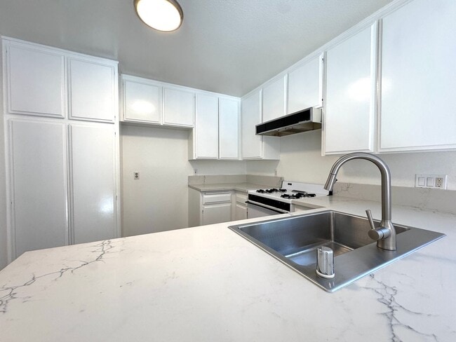 Building Photo - 3 Bedroom House in Sherman Oaks!