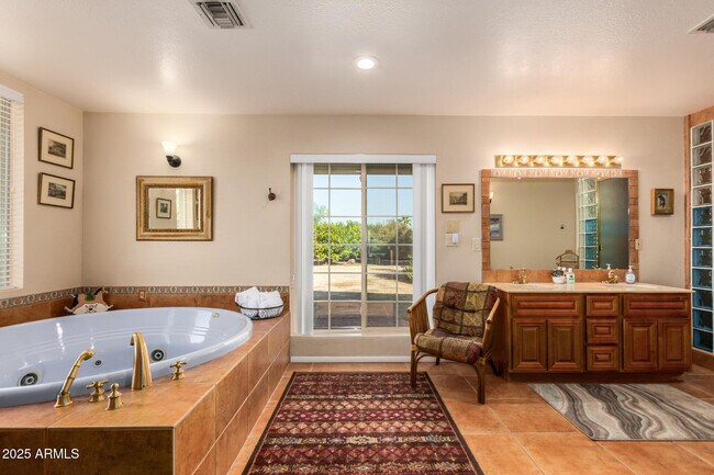 Building Photo - 6419 E Cactus Rd