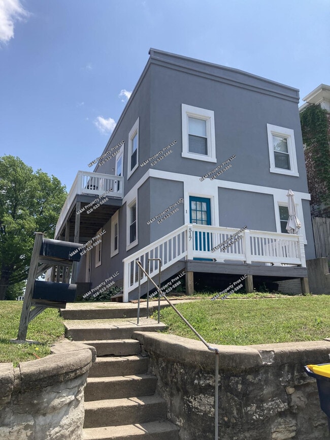 Building Photo - Charming 2 bedroom and 1 bath top-floor duplex located on Holmes St Kansas City, MO