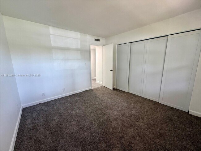 Building Photo - 8735 Ramblewood Dr