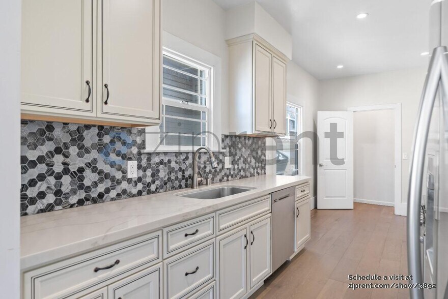 Building Photo - 2624 Adeline St