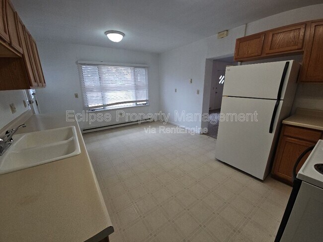 Building Photo - 715 3rd St